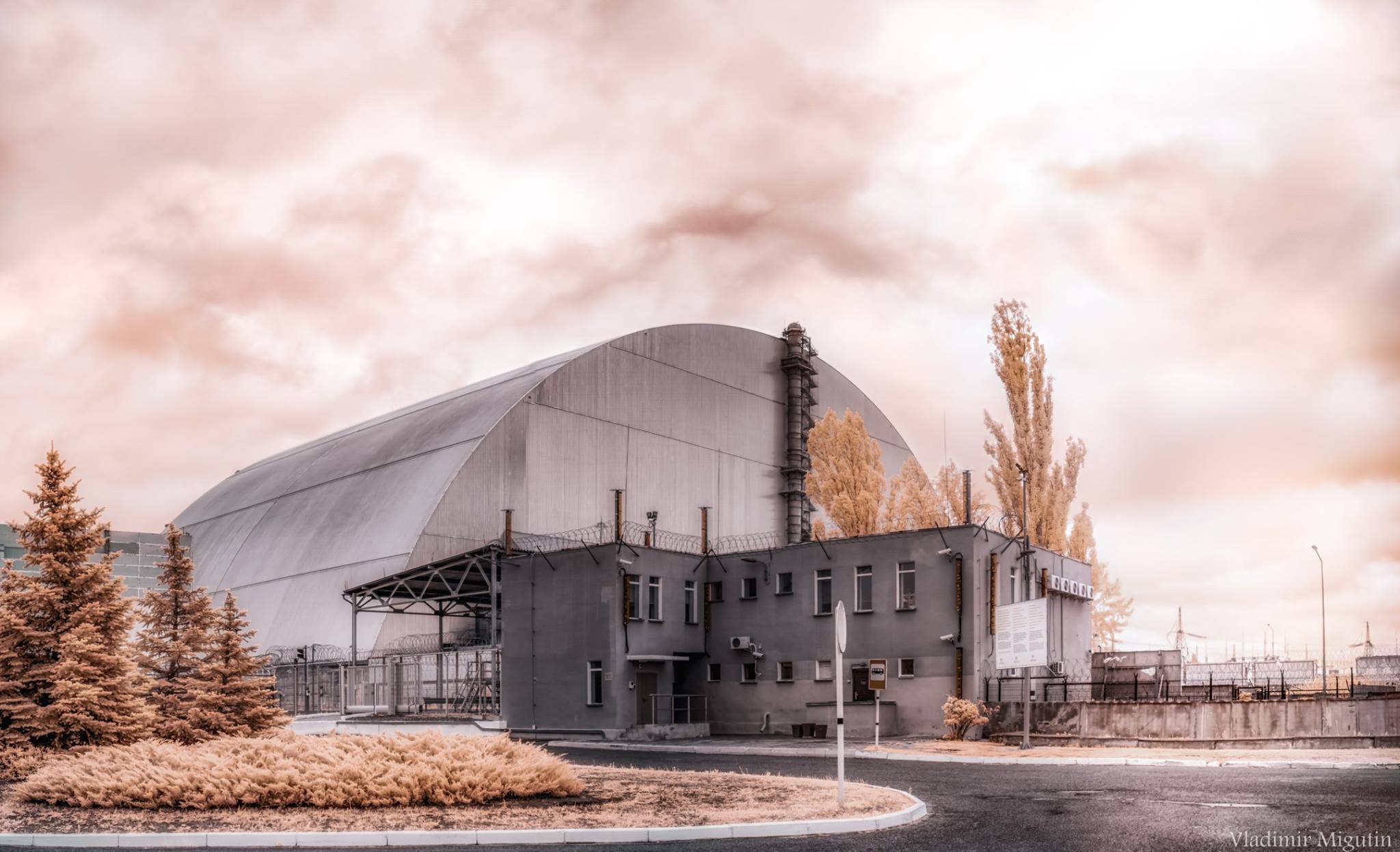 Um fotografo Russo entrou na zona de exclusão nuclear de Chernobyl e tirou fotografias excelentes que, tanto provam a destruição que aquela explosão nuclear causou, como mostram também a natureza está a recuperar