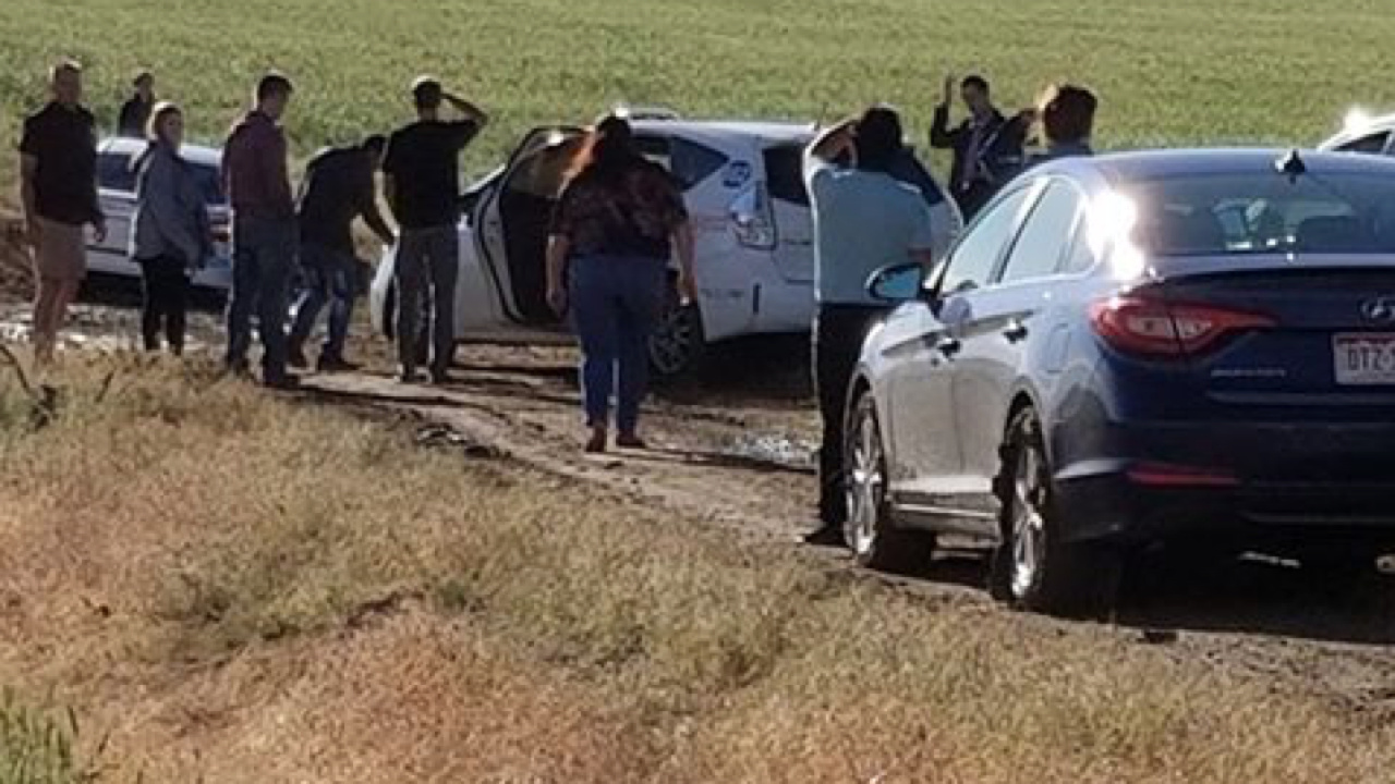 Cerca de 100 motoristas ficaram preso no meio do nada nos Estados Unidos seguindo as sugestões do seu navegador GPS, google maps, que o levou para um caminho enlameado e privado